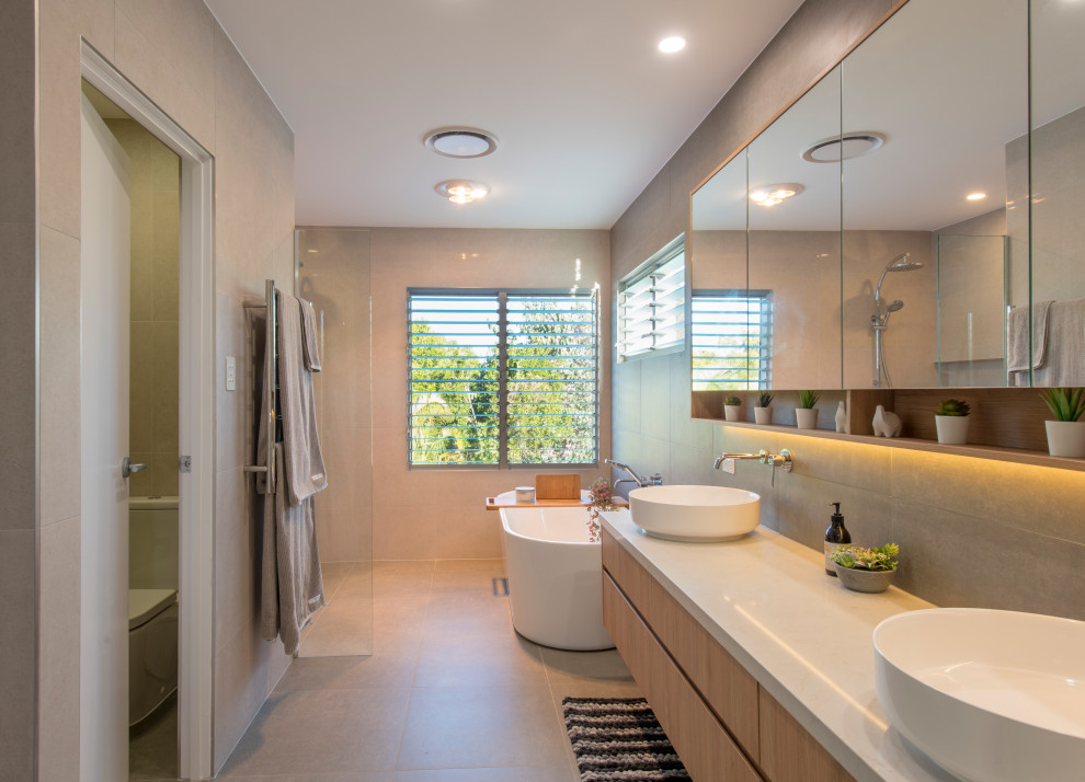 Großes Modernes Badezimmer En Suite mit braunen Schränken, Doppelwaschbecken, schwebendem Waschtisch und flächenbündigen Schrankfronten in Sunshine Coast