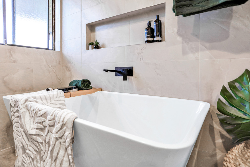 Idéer för ett mellanstort modernt vit en-suite badrum, med skåp i ljust trä, ett fristående badkar, en hörndusch, en toalettstol med separat cisternkåpa, grå kakel, marmorkakel, beige väggar, klinkergolv i keramik, ett fristående handfat, bänkskiva i kvarts, grått golv och med dusch som är öppen