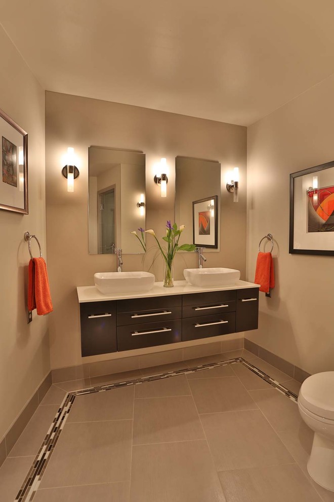 デンバーにあるコンテンポラリースタイルのおしゃれな浴室 (ベッセル式洗面器、フラットパネル扉のキャビネット、濃色木目調キャビネット、ベージュの壁) の写真