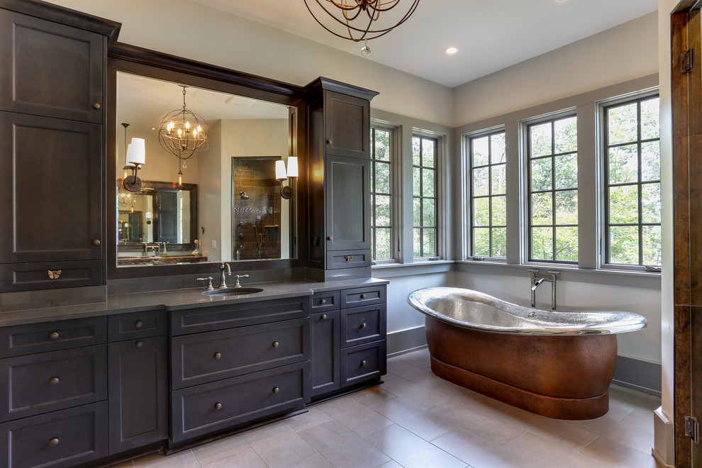 Пример оригинального дизайна: ванная комната в классическом стиле с фасадами с утопленной филенкой, темными деревянными фасадами, отдельно стоящей ванной, бежевыми стенами и врезной раковиной