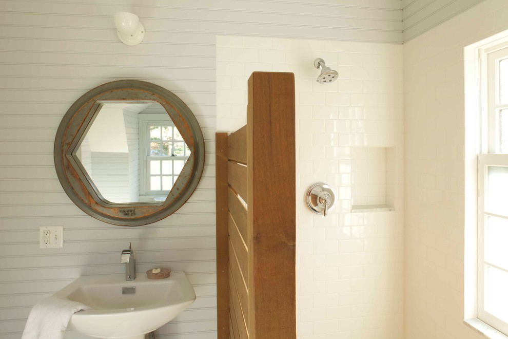 Cette photo montre une salle de bain nature avec un lavabo de ferme, une douche ouverte, un carrelage blanc, un carrelage métro, aucune cabine et une fenêtre.