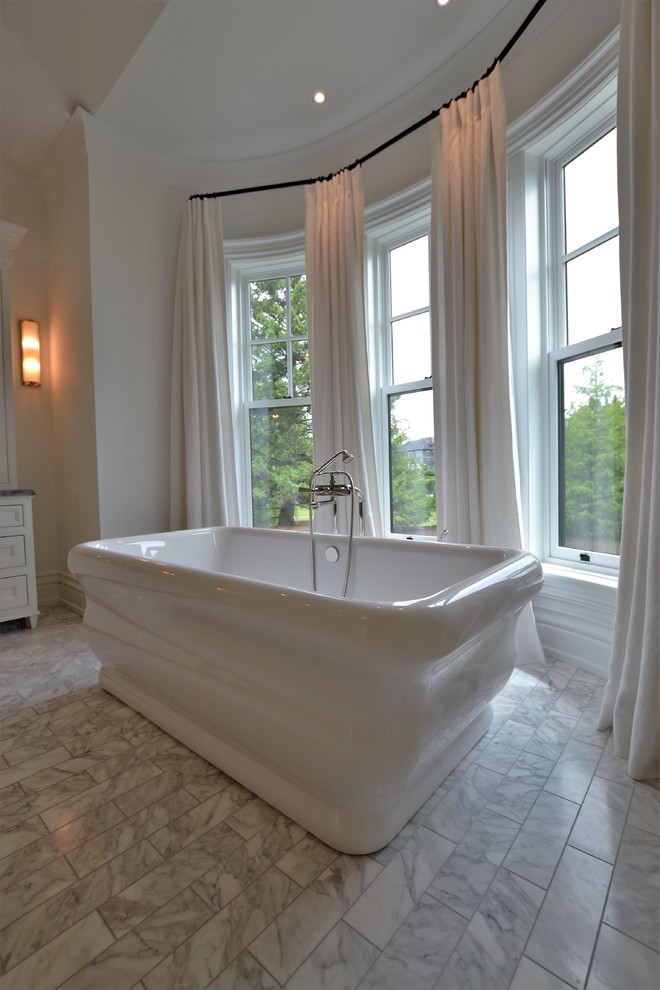 Bild på ett vintage en-suite badrum, med skåp i shakerstil, vita skåp, ett fristående badkar, en öppen dusch, en toalettstol med separat cisternkåpa, vita väggar, marmorgolv, ett undermonterad handfat, marmorbänkskiva, grått golv och med dusch som är öppen