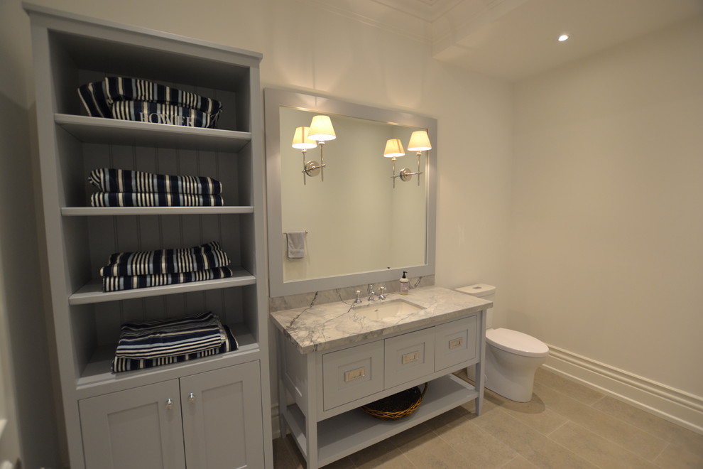 Exempel på ett klassiskt bastu, med skåp i shakerstil, vita skåp, en öppen dusch, en toalettstol med separat cisternkåpa, vita väggar, marmorgolv, ett undermonterad handfat, marmorbänkskiva, grått golv och med dusch som är öppen