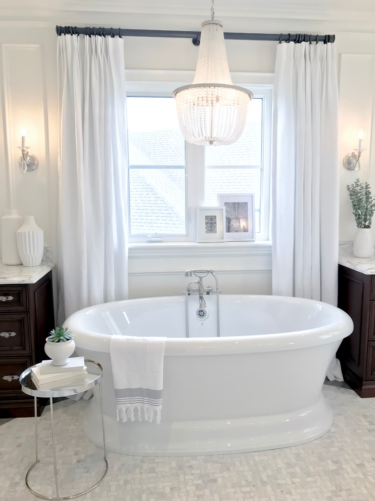 Idée de décoration pour une grande salle de bain principale tradition avec un placard à porte shaker, des portes de placard marrons, une baignoire indépendante, un mur blanc, un sol en marbre, un plan de toilette en marbre, un sol gris et un plan de toilette blanc.