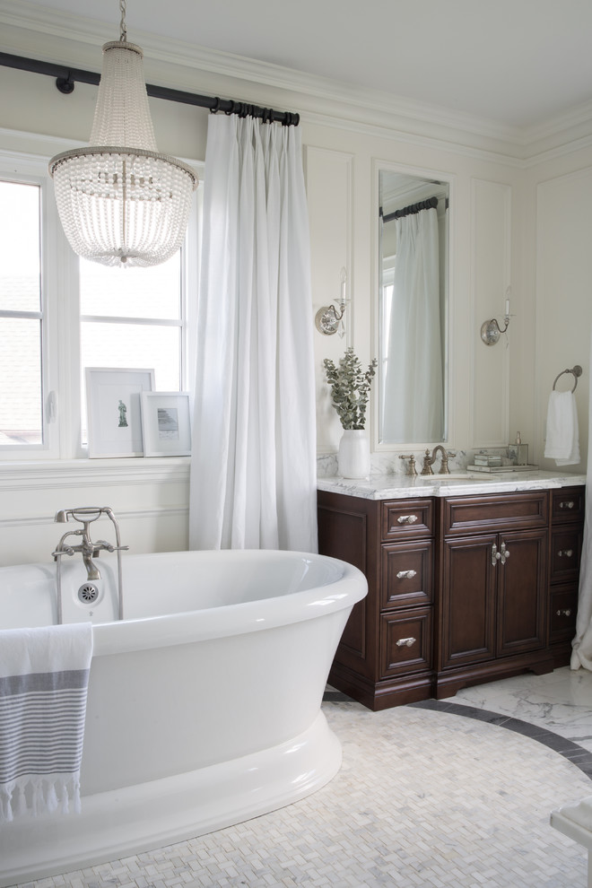 Idéer för vintage vitt badrum, med luckor med infälld panel, skåp i mörkt trä, ett fristående badkar, vita väggar, målat trägolv, ett undermonterad handfat och vitt golv