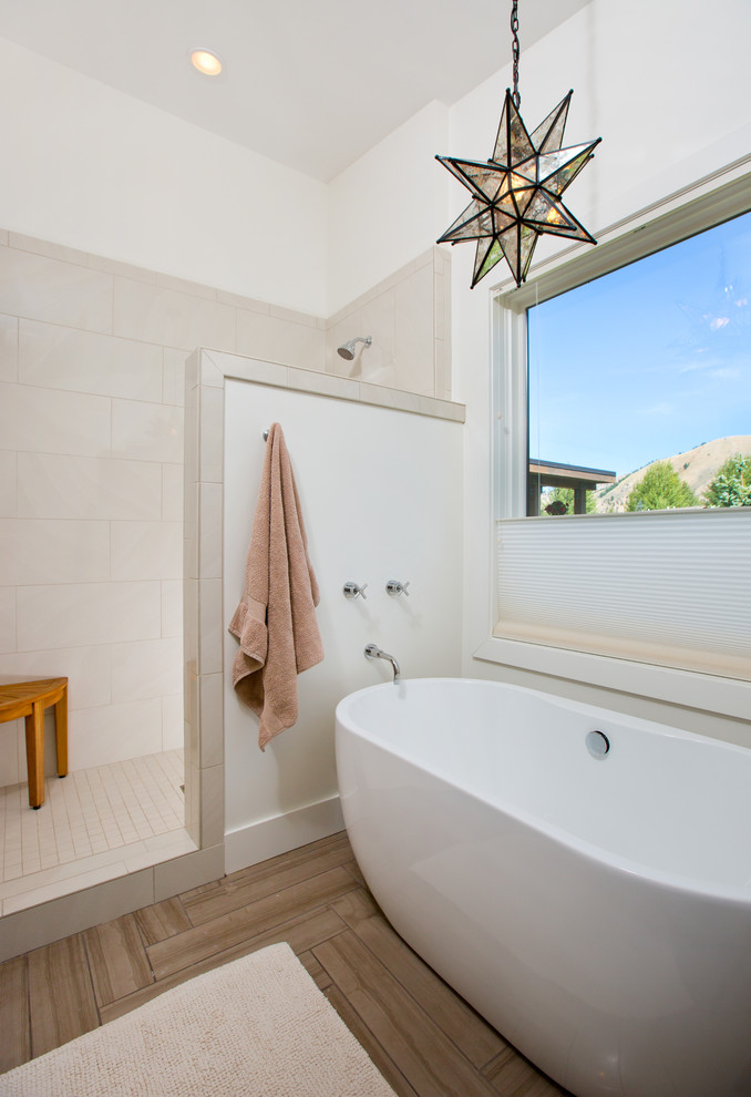 Идея дизайна: главная ванная комната в стиле неоклассика (современная классика) с отдельно стоящей ванной, бежевой плиткой, белыми стенами, открытым душем и открытым душем