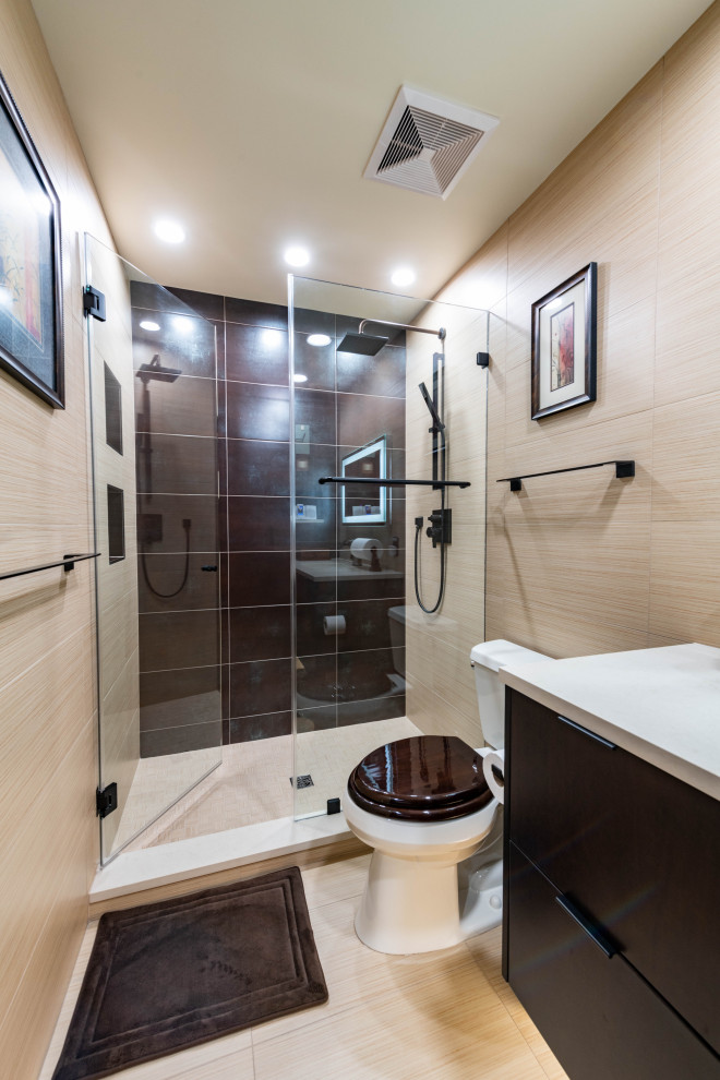 Пример оригинального дизайна: маленькая ванная комната в современном стиле с плоскими фасадами, коричневыми фасадами, душем в нише, раздельным унитазом, бежевой плиткой, керамогранитной плиткой, бежевыми стенами, полом из керамогранита, душевой кабиной, врезной раковиной, столешницей из искусственного кварца, бежевым полом, душем с распашными дверями и белой столешницей для на участке и в саду