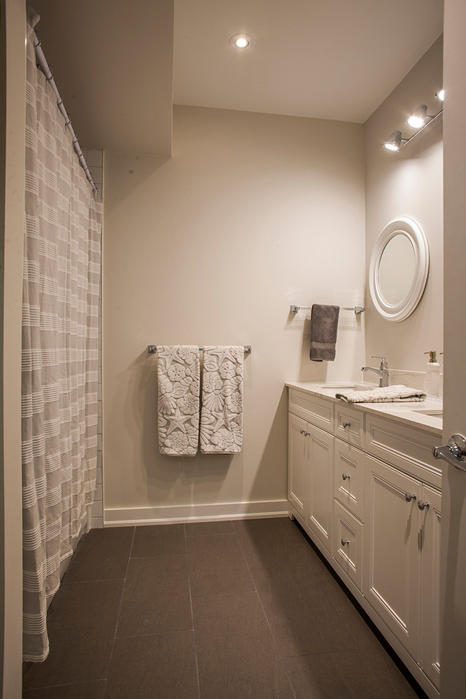 Amerikansk inredning av ett mellanstort badrum med dusch, med skåp i shakerstil, vita skåp, en toalettstol med hel cisternkåpa, vit kakel, beige väggar, ett undermonterad handfat, brunt golv och dusch med duschdraperi