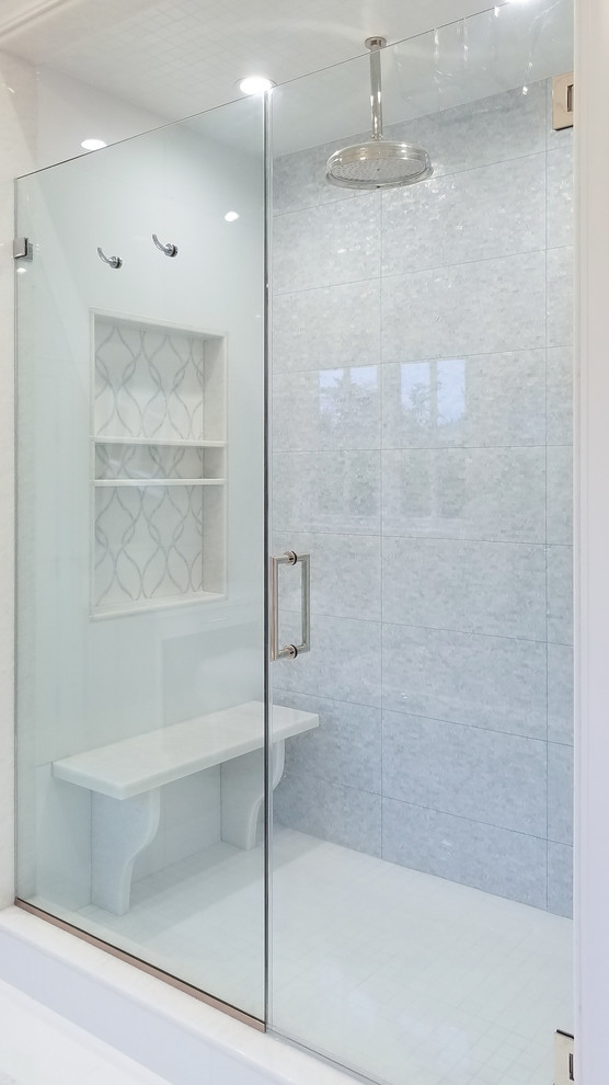 Ejemplo de cuarto de baño principal tradicional renovado grande con baldosas y/o azulejos blancos y suelo blanco