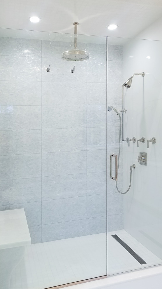 Modelo de cuarto de baño principal clásico renovado grande con baldosas y/o azulejos blancos y suelo blanco