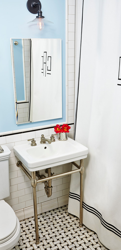 На фото: маленькая детская ванная комната в классическом стиле с консольной раковиной, разноцветной плиткой, синими стенами и полом из керамогранита для на участке и в саду