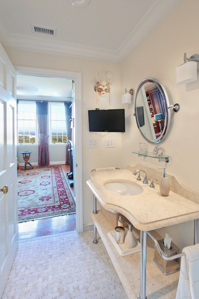 Bild på ett litet vintage badrum med dusch, med ett konsol handfat, öppna hyllor, stenkakel, beige kakel, vita väggar och marmorgolv