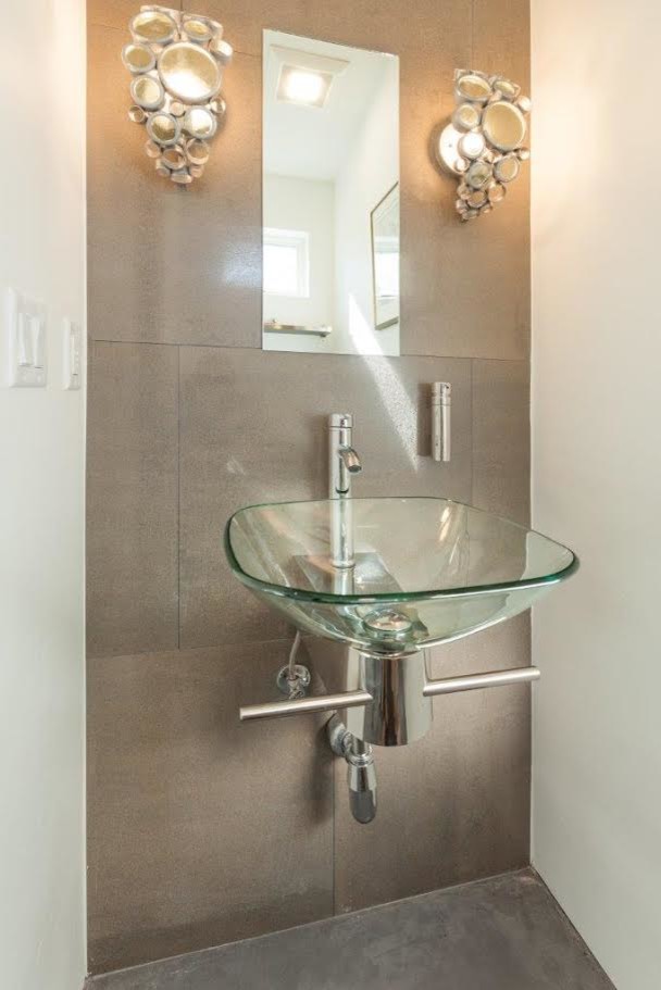 Cette photo montre une salle de bain principale rétro avec une baignoire indépendante, une douche d'angle, un mur gris, un lavabo suspendu, un sol gris et une cabine de douche à porte battante.