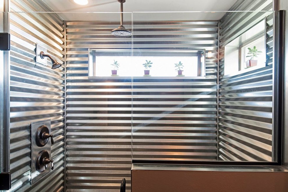 Exempel på ett mellanstort rustikt en-suite badrum, med öppna hyllor, skåp i slitet trä, en dusch i en alkov, grå kakel, kakel i metall, grå väggar, klinkergolv i keramik, ett undermonterad handfat, bänkskiva i betong, brunt golv och dusch med gångjärnsdörr
