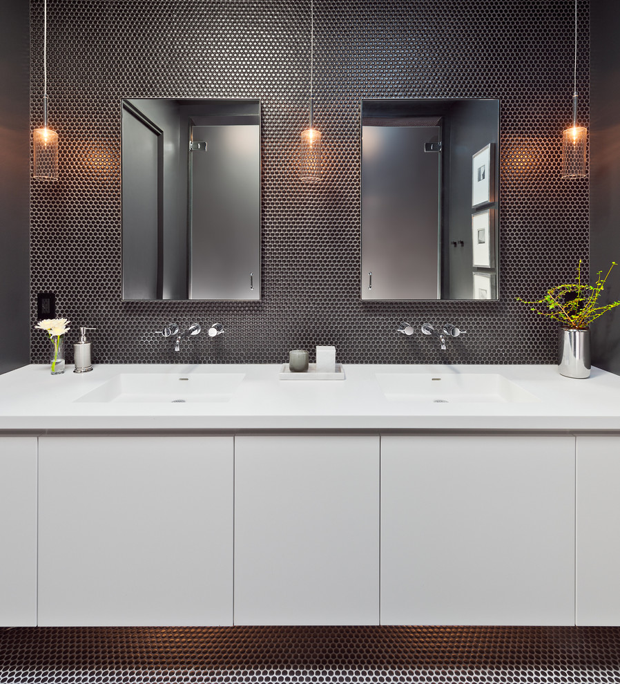 Modern inredning av ett mellanstort en-suite badrum, med släta luckor, vita skåp, svart kakel, keramikplattor, klinkergolv i keramik, bänkskiva i kvarts, ett integrerad handfat, svarta väggar och svart golv