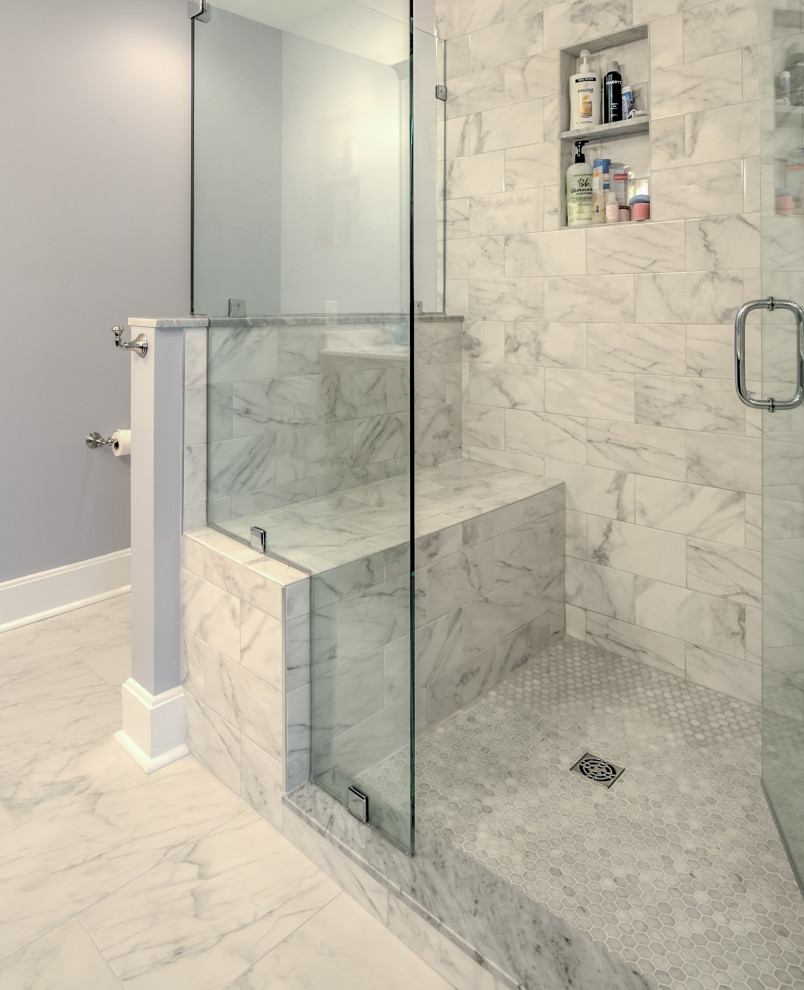 Immagine di una grande stanza da bagno padronale stile marino con doccia ad angolo, piastrelle di marmo, lavabo sottopiano, porta doccia a battente e pavimento con piastrelle a mosaico