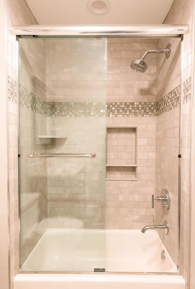 На фото: ванная комната среднего размера в современном стиле с фасадами с утопленной филенкой, темными деревянными фасадами, душем в нише, раздельным унитазом, серой плиткой, плиткой кабанчик, душевой кабиной, врезной раковиной, столешницей из переработанного стекла, душем с раздвижными дверями и разноцветной столешницей