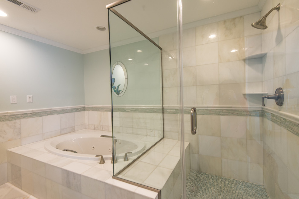 На фото: большая главная ванная комната в морском стиле с фасадами с утопленной филенкой, белыми фасадами, гидромассажной ванной, угловым душем, мраморной плиткой, мраморным полом, мраморной столешницей и душем с распашными дверями с