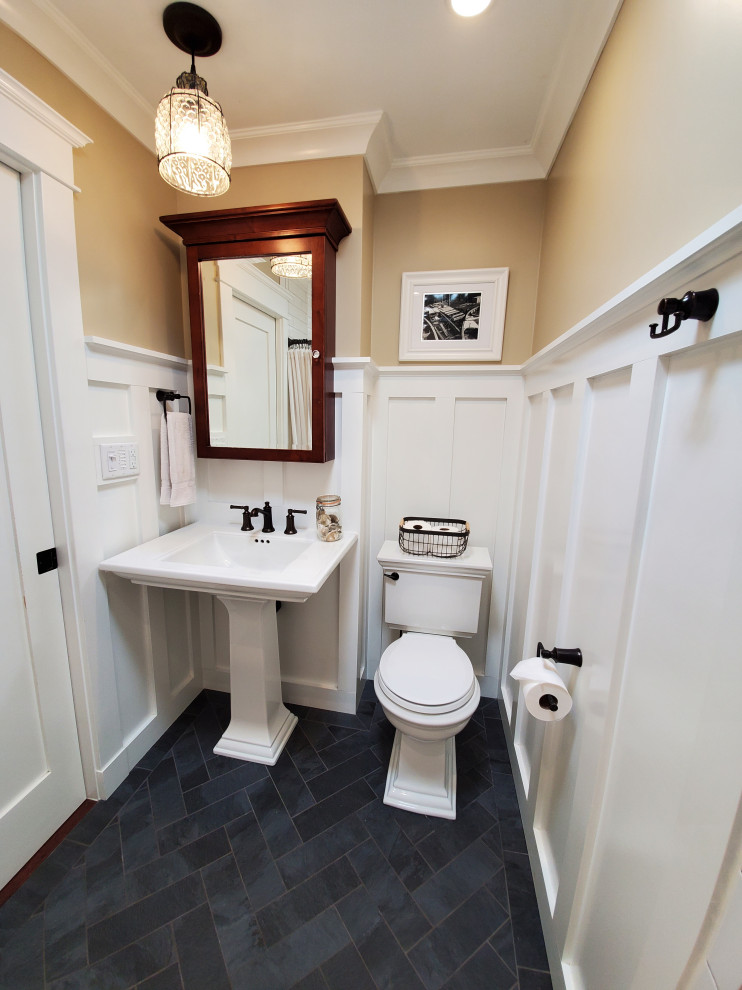 Cette image montre une salle de bain craftsman avec une baignoire en alcôve, WC séparés, un carrelage blanc, des carreaux de céramique, un sol en carrelage de porcelaine, un lavabo de ferme, un sol gris, un plan de toilette blanc, une niche, meuble simple vasque et boiseries.
