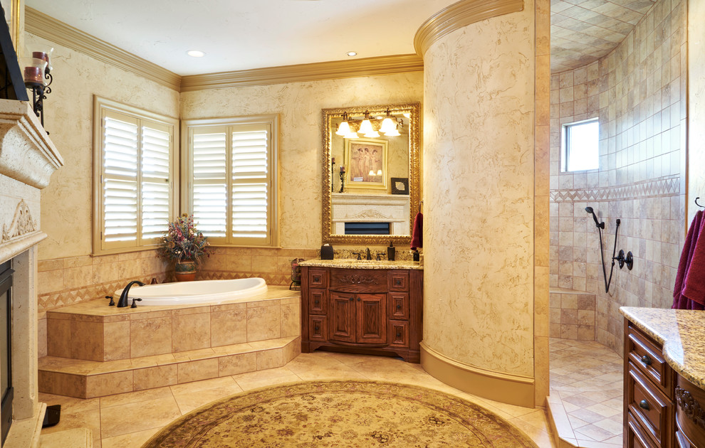 Inredning av ett klassiskt stort en-suite badrum, med möbel-liknande, skåp i mörkt trä, ett platsbyggt badkar, en öppen dusch, beige kakel, keramikplattor, beige väggar, klinkergolv i keramik, ett undermonterad handfat och granitbänkskiva