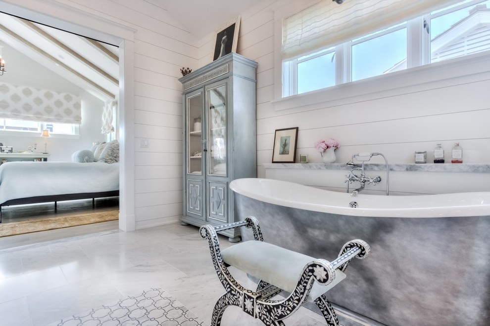 Foto på ett mycket stort lantligt en-suite badrum, med luckor med profilerade fronter, vita skåp, ett fristående badkar, en dusch i en alkov, grå kakel, vit kakel, stenkakel, vita väggar, marmorgolv, ett undermonterad handfat och marmorbänkskiva