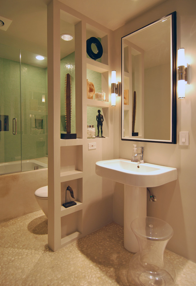 Ejemplo de cuarto de baño contemporáneo con lavabo con pedestal, bañera encastrada, combinación de ducha y bañera, sanitario de dos piezas y baldosas y/o azulejos azules