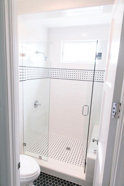 Foto di una stanza da bagno per bambini stile marino con top in marmo, vasca da incasso, piastrelle bianche, piastrelle in ceramica, pavimento con piastrelle a mosaico, doccia ad angolo e pareti nere