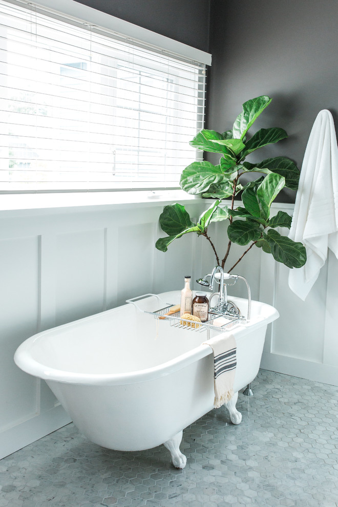 Idéer för mellanstora vintage en-suite badrum, med ett badkar med tassar, grå väggar och mosaikgolv