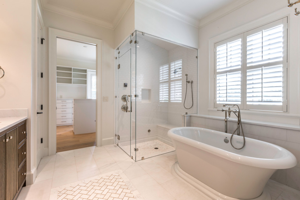Imagen de cuarto de baño principal tradicional renovado con armarios con puertas mallorquinas y bañera exenta