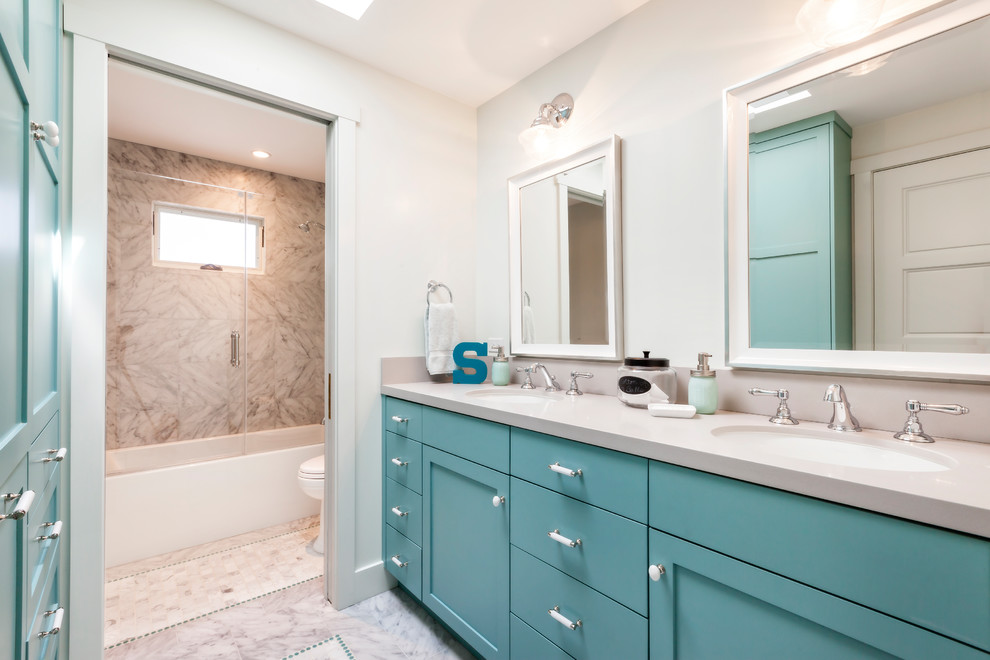 Mittelgroßes Uriges Badezimmer mit Einbaubadewanne, Toilette mit Aufsatzspülkasten, weißer Wandfarbe, Mosaik-Bodenfliesen, Einbauwaschbecken, buntem Boden, Schiebetür-Duschabtrennung und Doppelwaschbecken in San Francisco
