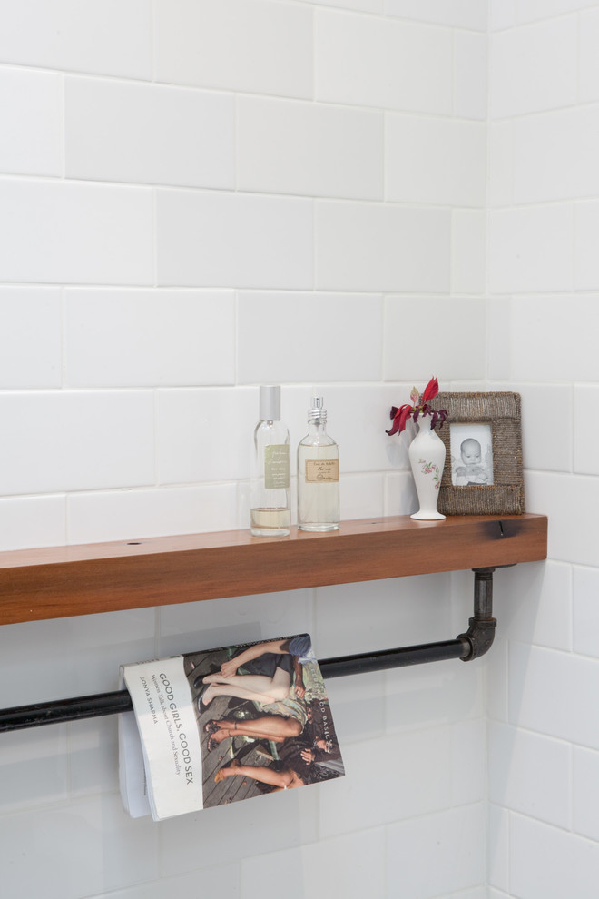トロントにあるインダストリアルスタイルのおしゃれな浴室の写真