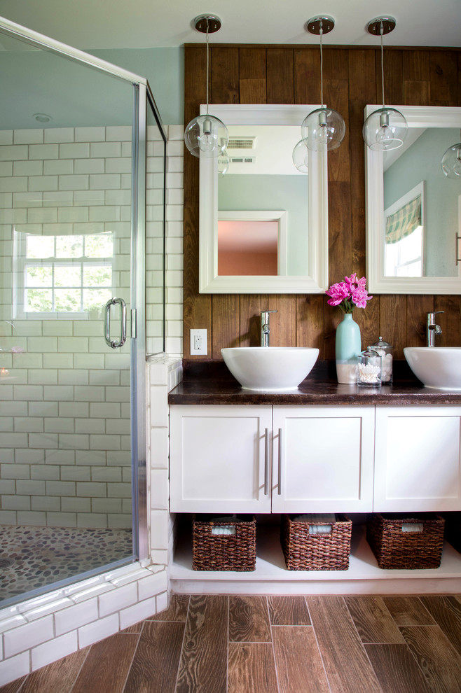 Eklektisk inredning av ett mellanstort en-suite badrum, med ett fristående handfat, skåp i shakerstil, vita skåp, bänkskiva i betong, en hörndusch, vit kakel, tunnelbanekakel, gröna väggar och klinkergolv i porslin