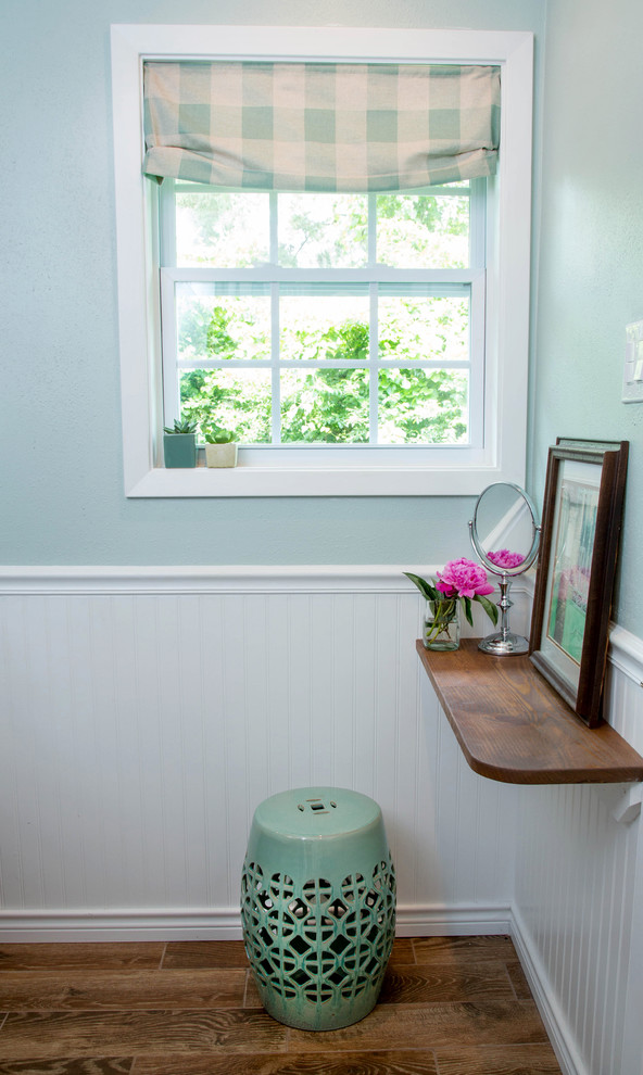 Cette photo montre une salle de bain principale éclectique de taille moyenne avec une douche d'angle, un carrelage blanc, un carrelage métro, un mur bleu et un sol en carrelage de porcelaine.