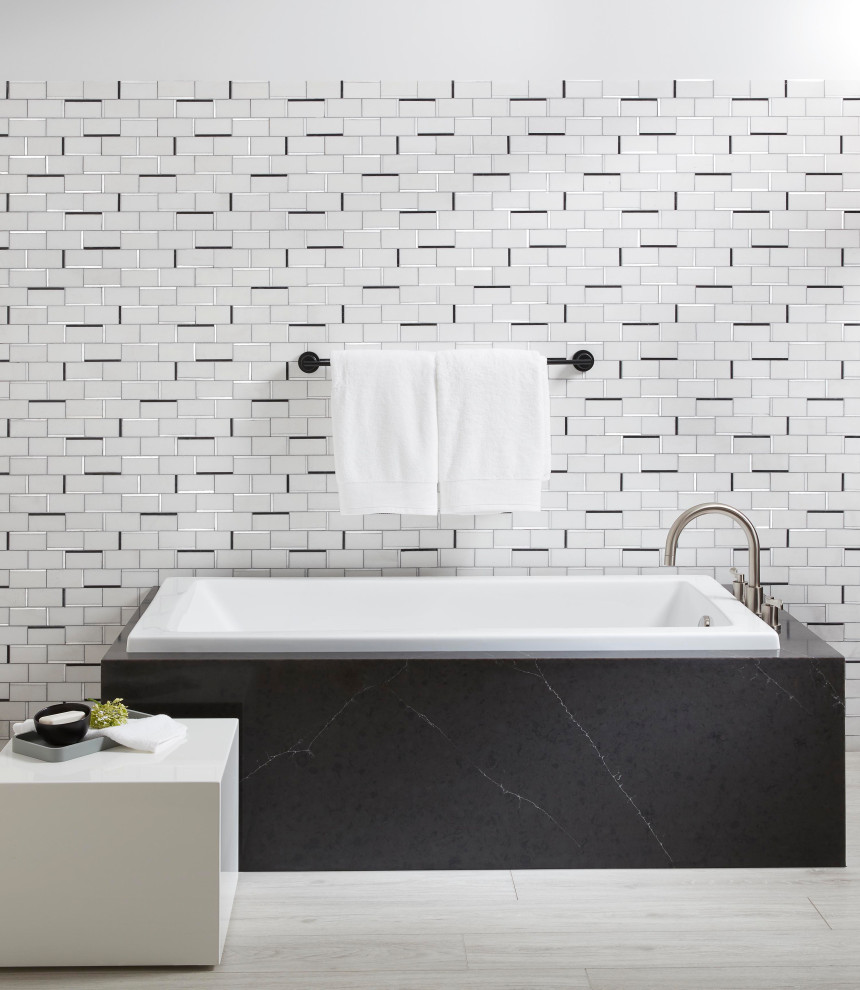 На фото: ванная комната в стиле модернизм с накладной ванной