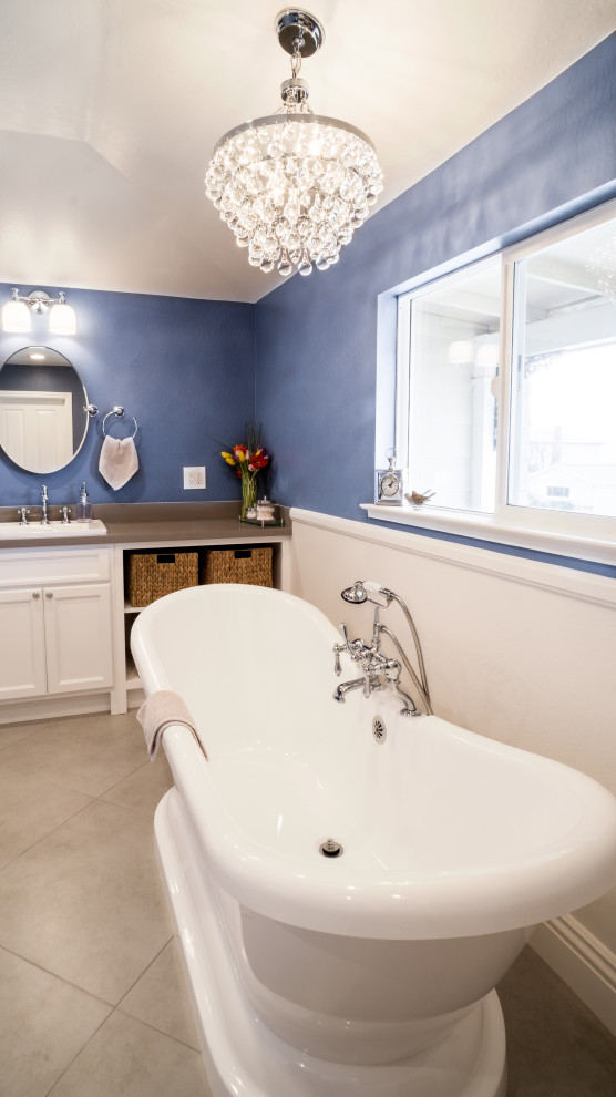 Esempio di una stanza da bagno stile marinaro con vasca freestanding e lavabo da incasso