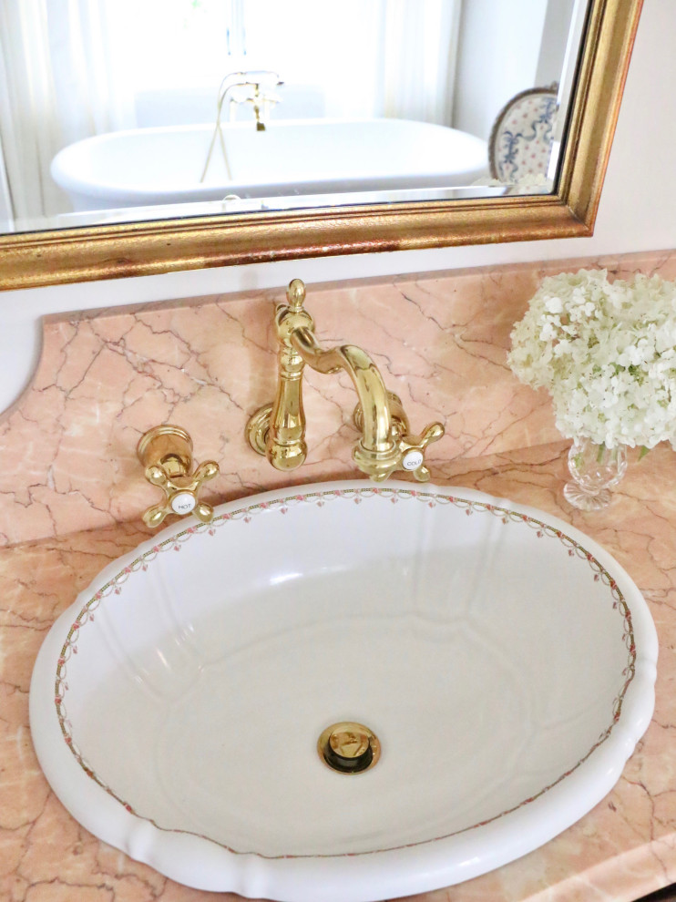 Cette photo montre une salle de bain chic en bois foncé avec un carrelage rose, un lavabo posé, un plan de toilette en granite, un plan de toilette rose, meuble double vasque et meuble-lavabo sur pied.