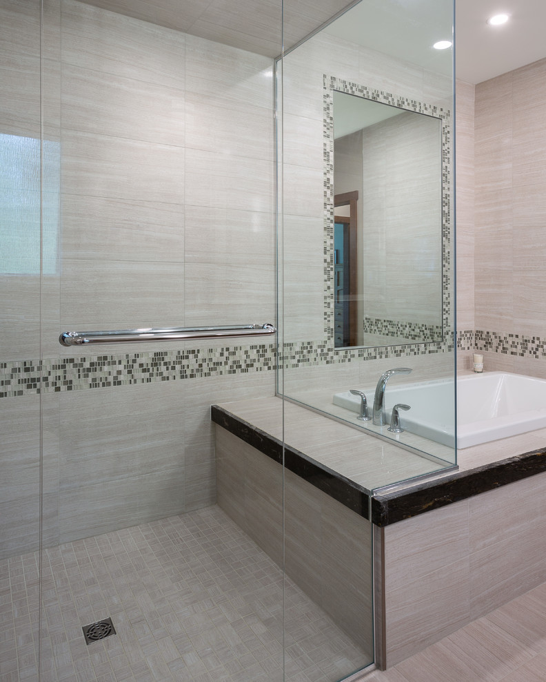 Aménagement d'une grande salle de bain principale contemporaine avec une baignoire posée, une douche à l'italienne, un carrelage gris, du carrelage en travertin, un mur gris, un sol en carrelage de porcelaine, un sol gris et une cabine de douche à porte battante.