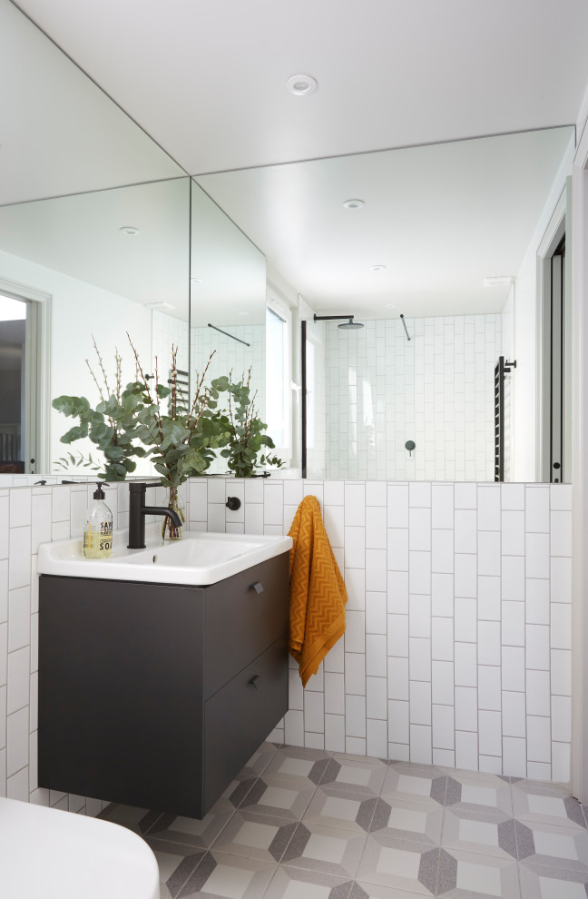 Idéer för mellanstora funkis badrum med dusch, med släta luckor, grå skåp, en öppen dusch, en toalettstol med separat cisternkåpa, vit kakel, porslinskakel, vita väggar, klinkergolv i porslin, ett integrerad handfat, grått golv och med dusch som är öppen