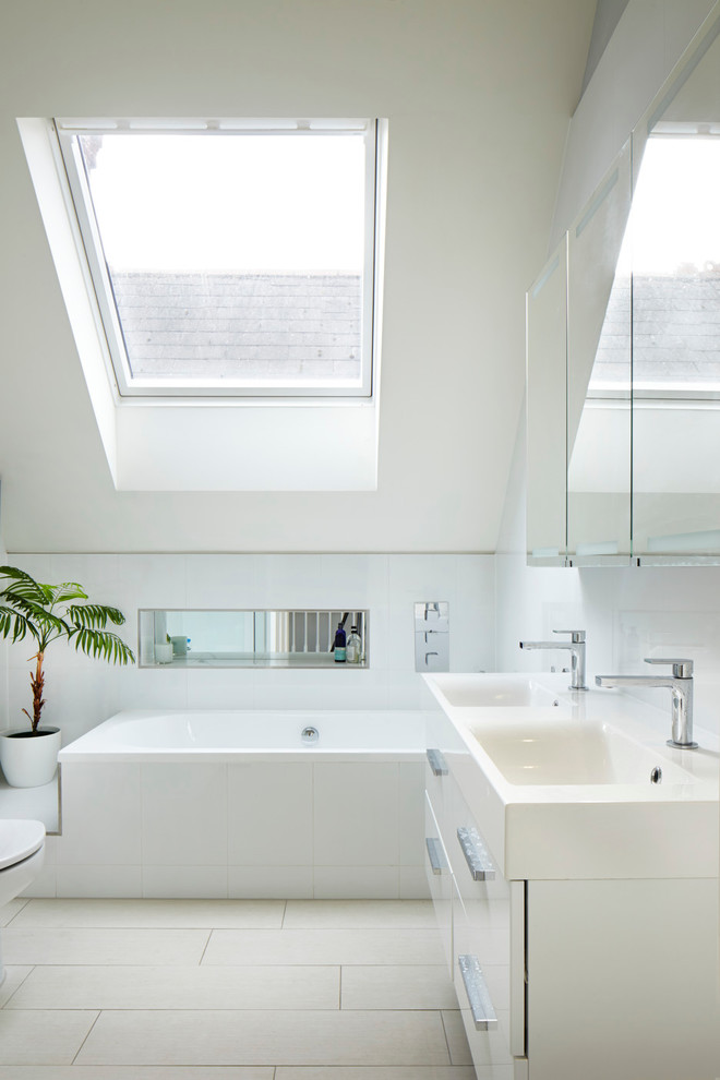 Идея дизайна: ванная комната в современном стиле с монолитной раковиной, плоскими фасадами, белыми фасадами и белыми стенами