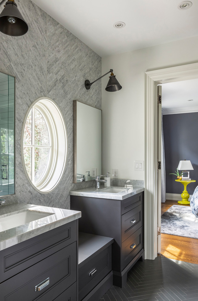 Diseño de cuarto de baño principal clásico con armarios con paneles empotrados, puertas de armario grises, baldosas y/o azulejos grises, paredes blancas, lavabo bajoencimera, suelo gris y encimeras grises