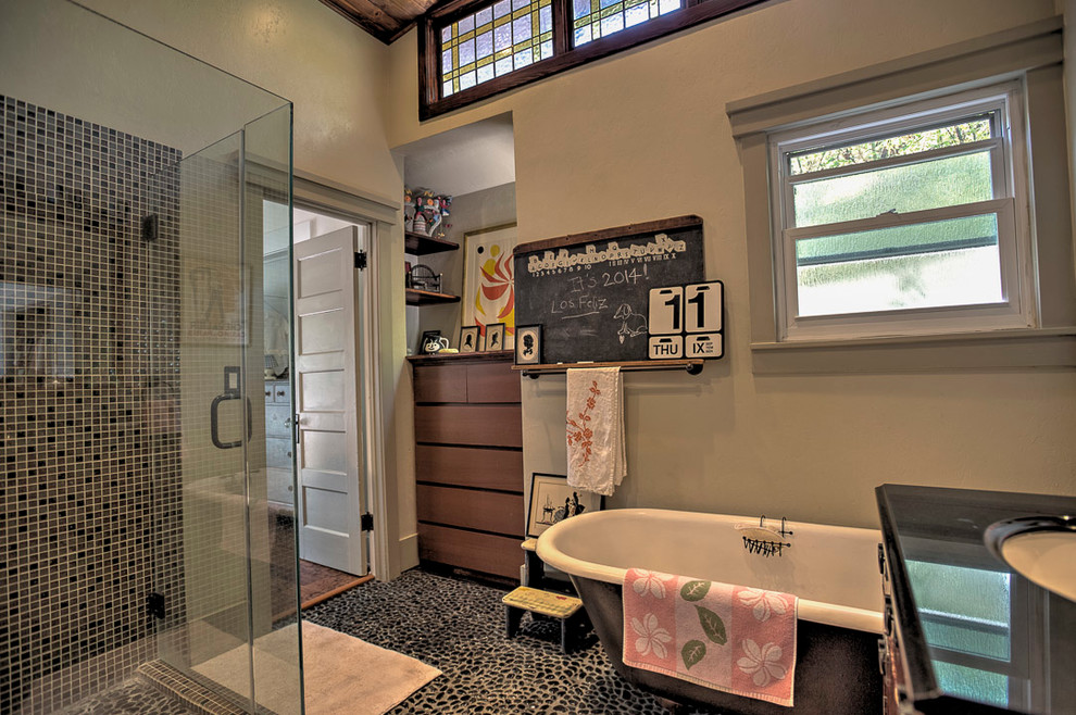 Ejemplo de cuarto de baño de estilo americano de tamaño medio con bañera con patas, baldosas y/o azulejos de cerámica y suelo de baldosas de cerámica