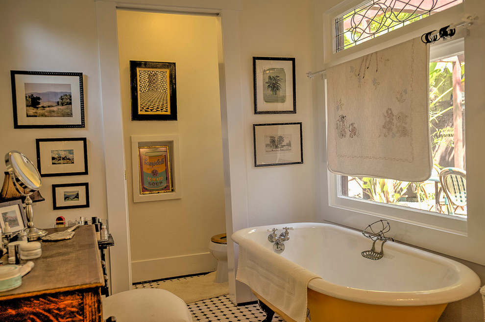 На фото: ванная комната в стиле кантри с ванной на ножках, керамической плиткой и полом из керамической плитки с