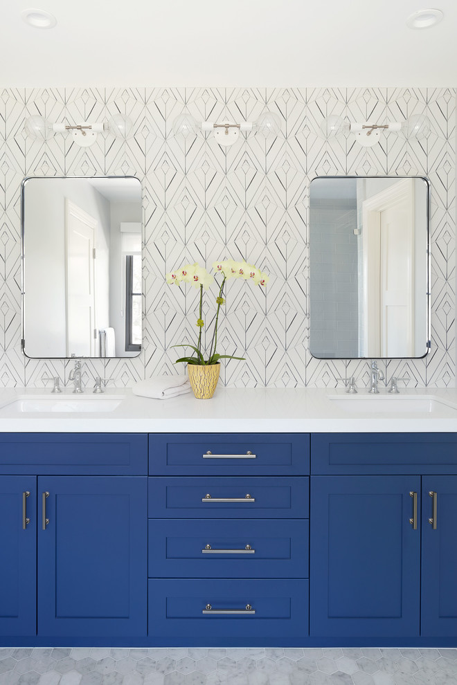 Foto di una stanza da bagno padronale costiera con ante in stile shaker, ante blu, pareti multicolore, lavabo sottopiano, pavimento grigio e top bianco