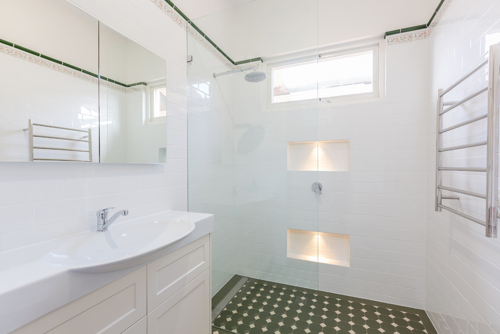 Стильный дизайн: маленькая главная ванная комната в современном стиле с фасадами в стиле шейкер, белыми фасадами, двойным душем, унитазом-моноблоком, белой плиткой, керамической плиткой, белыми стенами, полом из керамической плитки, врезной раковиной, столешницей из искусственного кварца, зеленым полом и открытым душем для на участке и в саду - последний тренд