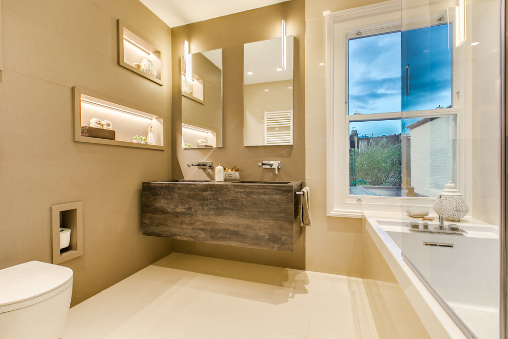 Idée de décoration pour une douche en alcôve principale design de taille moyenne avec une baignoire en alcôve, un mur marron, un lavabo suspendu, WC suspendus et une fenêtre.