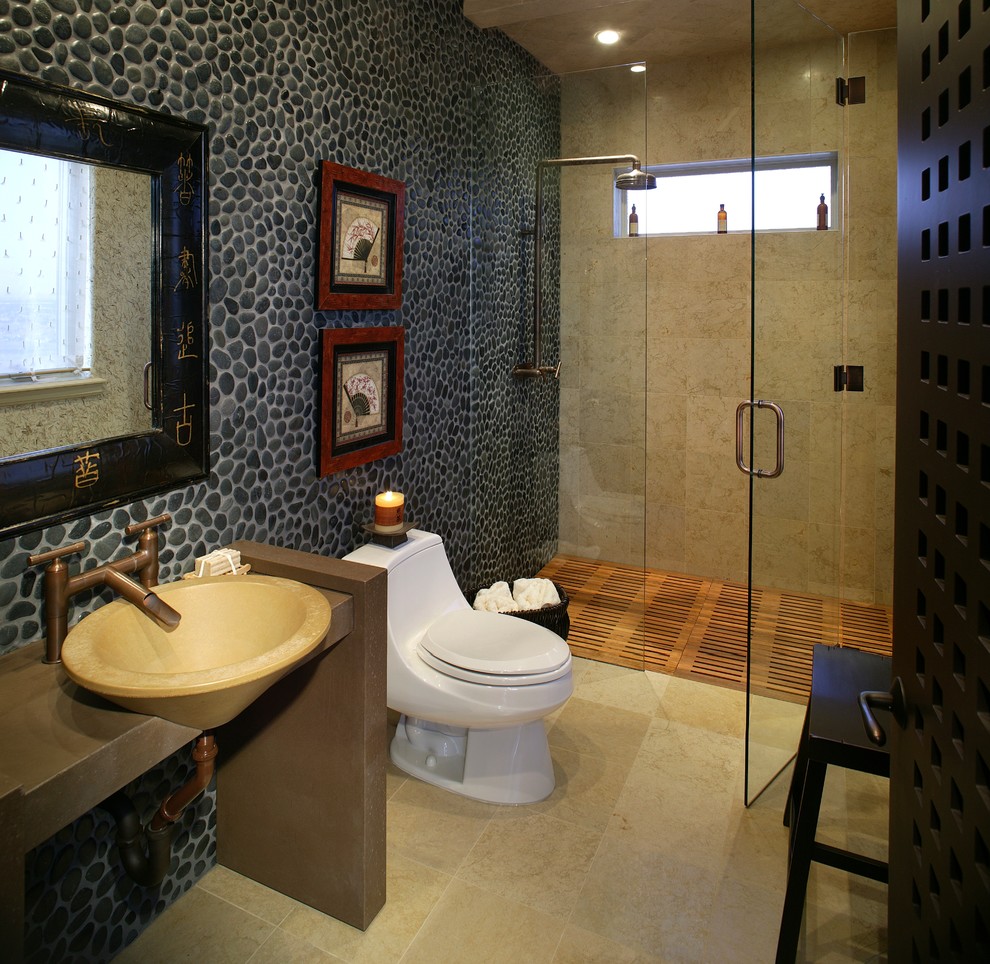 Ejemplo de cuarto de baño de estilo zen con lavabo sobreencimera, suelo de baldosas tipo guijarro y ventanas