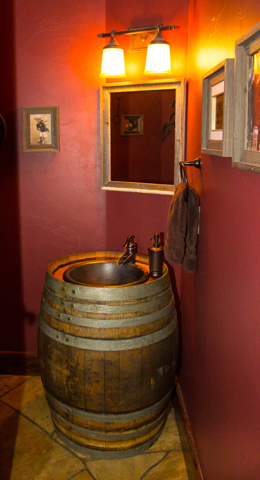 На фото: туалет среднего размера в стиле рустика с красными стенами, полом из керамической плитки, накладной раковиной, коричневым полом и фасадами островного типа с