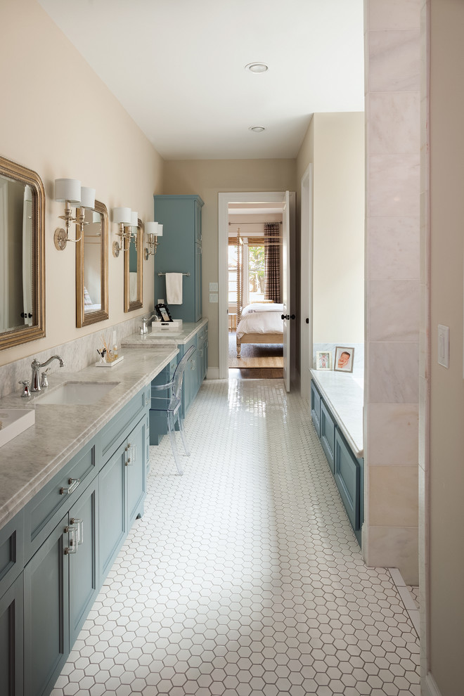 Esempio di una stretta e lunga stanza da bagno classica con ante con riquadro incassato, ante blu e pavimento con piastrelle a mosaico