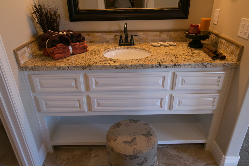 Immagine di una stanza da bagno con doccia classica di medie dimensioni con lavabo sottopiano, ante bianche, top in granito, piastrelle beige, top marrone, un lavabo e mobile bagno incassato