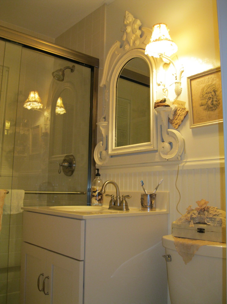 Idéer för vintage badrum, med ett undermonterad handfat, luckor med infälld panel, vita skåp, bänkskiva i akrylsten, en kantlös dusch och en toalettstol med separat cisternkåpa